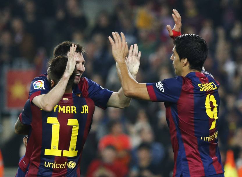 Messi fa anche il terzo, arriva a 253 e festeggia con gli altri assi Neymar e Suarez. Action Images